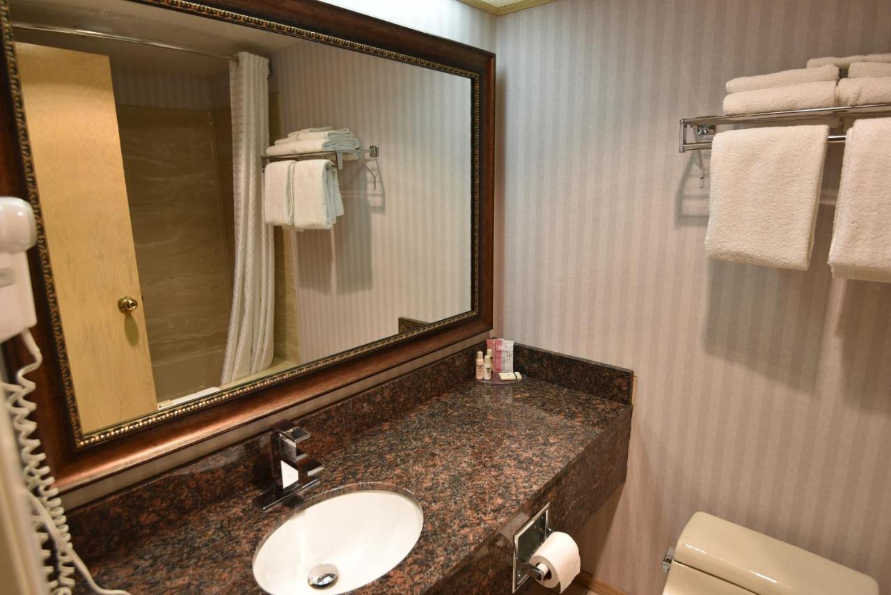 Travelodge By Wyndham Lloydminster Kültér fotó